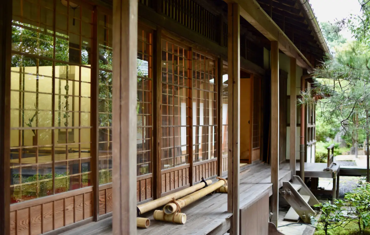 Galería engawa de una casa tradicional japonesa