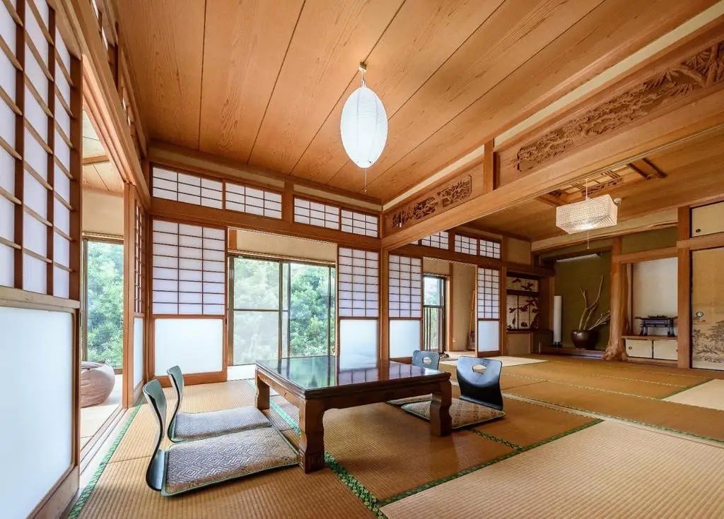 Salón japonés con tatami y shoji